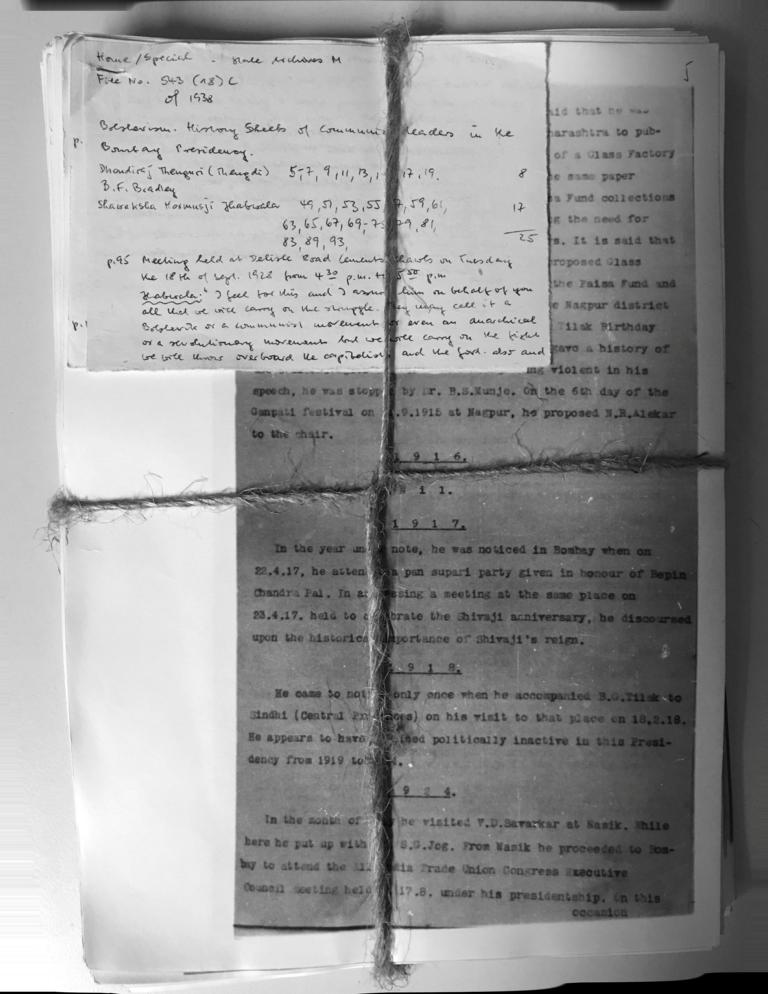 A bundle of documents from the estate of Joachim Heidrich at the archive of the Leibniz-Zentrum Moderner Orient