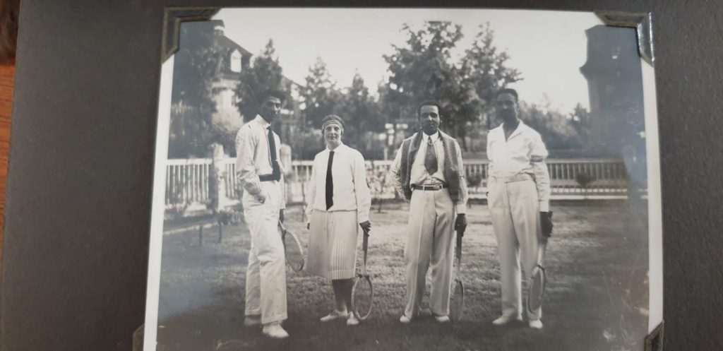 Eine Tennisgesellschaft im Garten der Wilmersdorfer Moschee