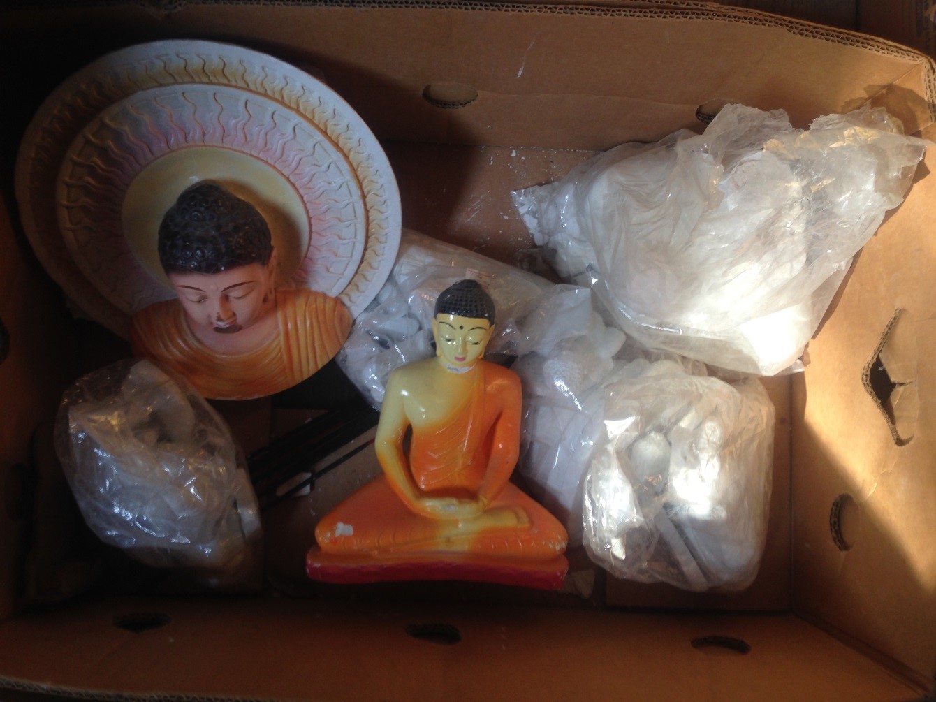 Kiste mit zerbrochenen Buddha-Statuen aus dem Archiv