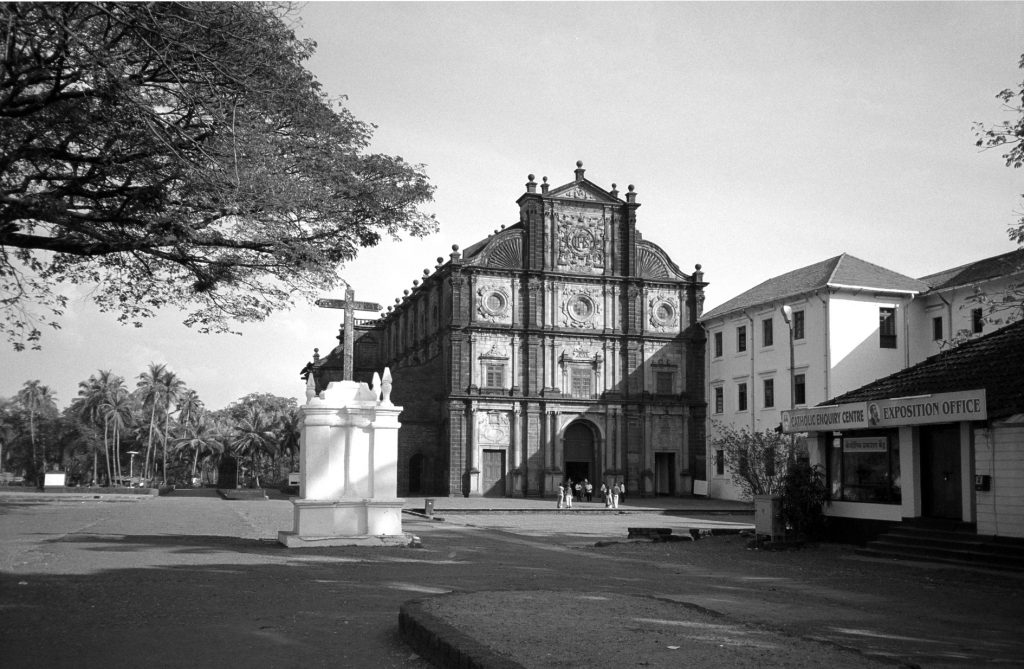 Außenansicht der Basílica do Bom Jesus, Jesuitenkirche in Velha Goa in Indien.